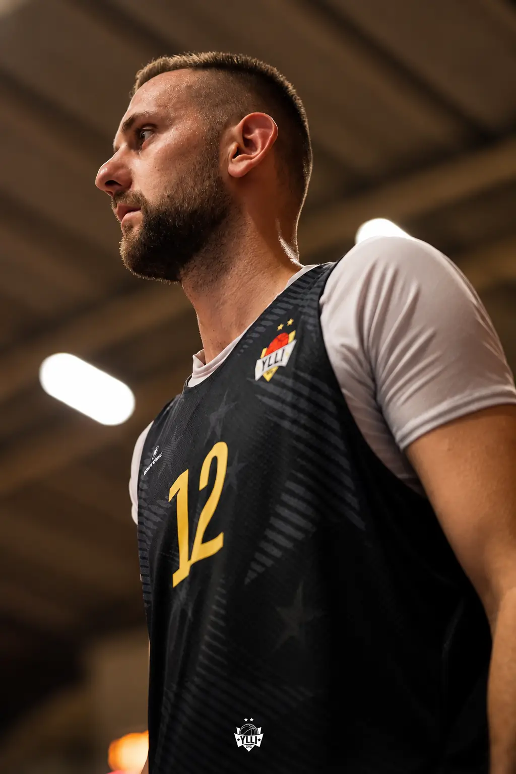 Basketbollist i Yllit me fanellë të zezë me numrin 12