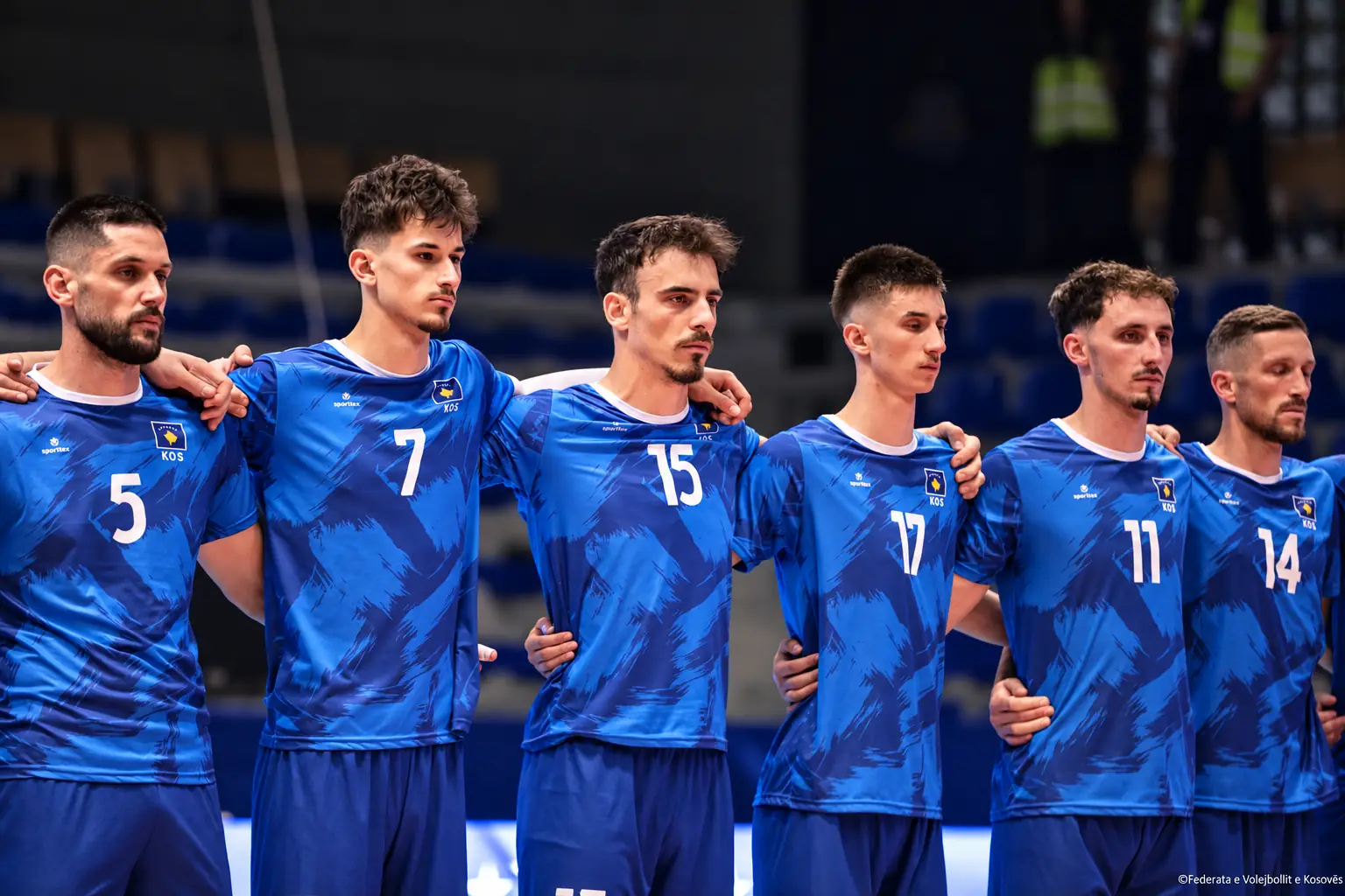 Ekipi i volejbollit i Kosovës i rreshtuar me fanella blu